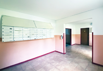 Vestibul se schránkami - Prodej bytu 2+1 v osobním vlastnictví 57 m², Chodov