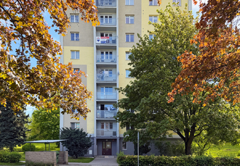 Pohled na přední stranu domu - Prodej bytu 2+1 v osobním vlastnictví 57 m², Chodov