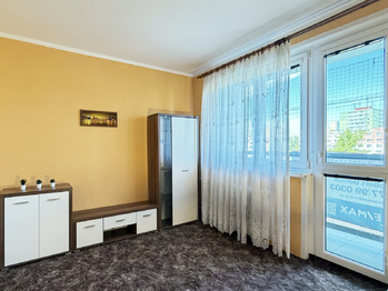 Obývací pokoj s balkonem - Prodej bytu 2+1 v osobním vlastnictví 57 m², Chodov