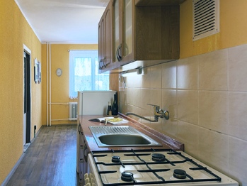 Pohled do kuchyně - Prodej bytu 2+1 v osobním vlastnictví 57 m², Chodov