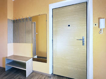 Pohled do předsíně - Prodej bytu 2+1 v osobním vlastnictví 57 m², Chodov