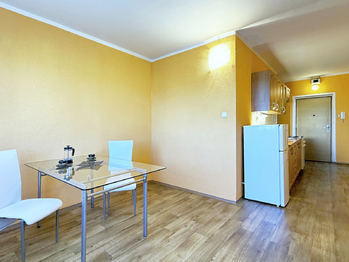 Pohled do kuchyně - Prodej bytu 2+1 v osobním vlastnictví 57 m², Chodov 