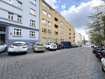 Venkovní pohled na dům - Pronájem bytu 2+kk v osobním vlastnictví 41 m², Praha 3 - Vinohrady