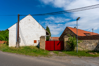 celkový pohled na dům z návsi - Prodej chaty / chalupy 110 m², Budyně nad Ohří