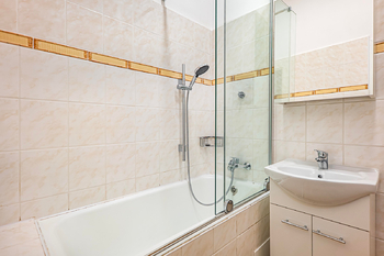Koupelna s vanou - Pronájem bytu 2+1 v osobním vlastnictví 73 m², Praha 2 - Vinohrady