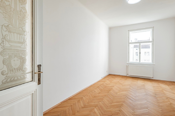 Prostorný pokoj směřující do vnitrobloku - Pronájem bytu 2+1 v osobním vlastnictví 73 m², Praha 2 - Vinohrady