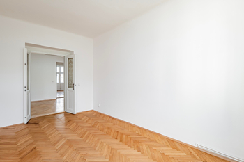 Pohled z pokoje do centrální předsíně - Pronájem bytu 2+1 v osobním vlastnictví 73 m², Praha 2 - Vinohrady