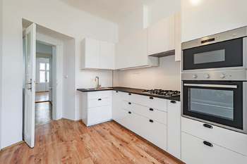 Pohled z kuchyně do předsíně bytu - Pronájem bytu 2+1 v osobním vlastnictví 73 m², Praha 2 - Vinohrady