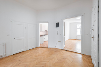 Pohled z předsíně do kuchyně a dalšího z pokojů - Pronájem bytu 2+1 v osobním vlastnictví 73 m², Praha 2 - Vinohrady