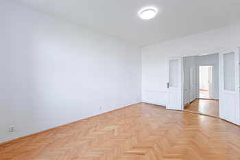 Jeden z pokojů s balkonem - Pronájem bytu 2+1 v osobním vlastnictví 73 m², Praha 2 - Vinohrady