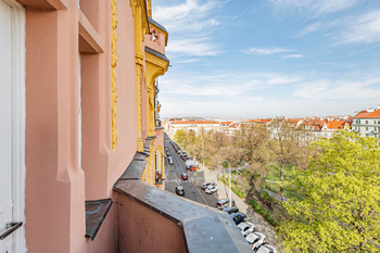 Pohled z balkonu - Pronájem bytu 2+1 v osobním vlastnictví 73 m², Praha 2 - Vinohrady