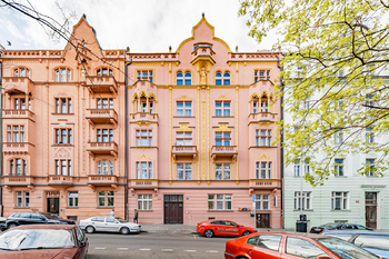 Pohled na dům z ulice - Pronájem bytu 2+1 v osobním vlastnictví 73 m², Praha 2 - Vinohrady 