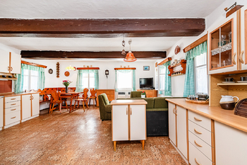 přízemí pokoj s kuchyní  - Prodej domu 215 m², Osečná