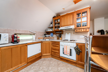 Pokoj s kuchyní - 1. NP - Prodej domu 215 m², Osečná