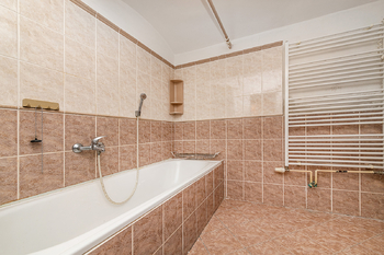 Koupelna přízemí  - Prodej domu 215 m², Osečná