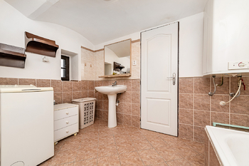 Koupelna přízemí - Prodej domu 215 m², Osečná