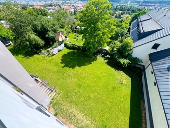 Zahrada patřící k domu - Prodej bytu 3+1 v družstevním vlastnictví 106 m², Praha 8 - Libeň