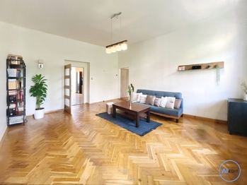 Obývací pokoj, upraveno AI pro lepší ukázku prostoru - Prodej bytu 3+1 v družstevním vlastnictví 106 m², Praha 8 - Libeň