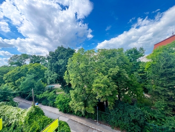 Výhled z ložnice - Prodej bytu 3+1 v družstevním vlastnictví 106 m², Praha 8 - Libeň