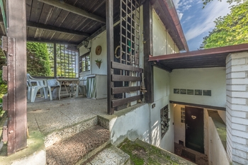 Terasa a vstup do podzemního podlaží - Prodej chaty / chalupy 32 m², Praha 4 - Modřany