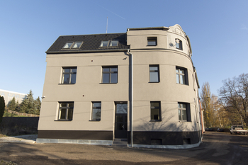 pohled na dům - Pronájem bytu 1+kk v osobním vlastnictví 25 m², Ústí nad Labem