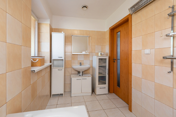 koupelna v patře - Prodej domu 109 m², Lštění