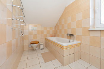 koupelna v patře - Prodej domu 109 m², Lštění