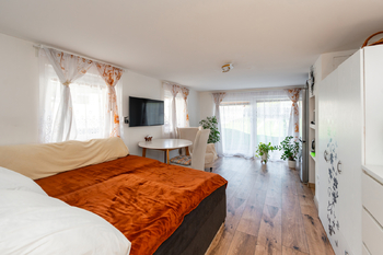 pokoj s vlastním vstupem - Prodej domu 109 m², Lštění