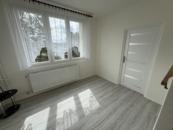 obývací pokoj - Pronájem bytu 2+kk v osobním vlastnictví 35 m², Kaznějov