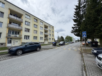 pohled na dům - Pronájem bytu 2+kk v osobním vlastnictví 35 m², Kaznějov