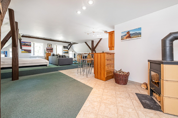 Pokoj s kuchyní - 1. NP - Prodej chaty / chalupy 215 m², Osečná