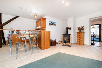 Pokoj s kuchyní - 1. NP - Prodej chaty / chalupy 215 m², Osečná