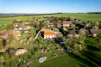 Letecký snímek nemovitostí - Prodej zemědělského objektu 236 m², Vilémov