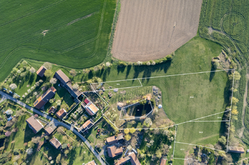 Zakreslení pozemků ve vlastnictví a také v podílovém vlastnictví - Prodej zemědělského objektu 236 m², Vilémov