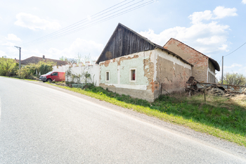 Pohled ze silnice - Prodej zemědělského objektu 236 m², Vilémov