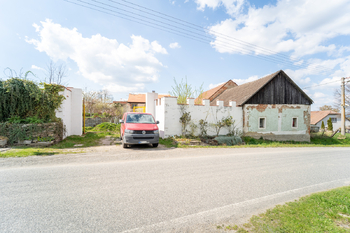Pohled ze silnice - Prodej zemědělského objektu 236 m², Vilémov