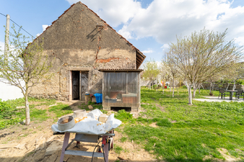 Pohled na vedlejší stavby - Prodej zemědělského objektu 236 m², Vilémov