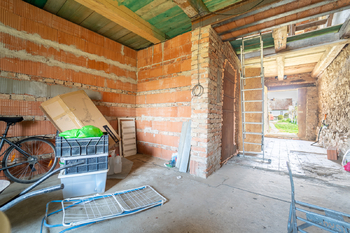 Vnitřní část domu (přízemí) - Prodej zemědělského objektu 236 m², Vilémov
