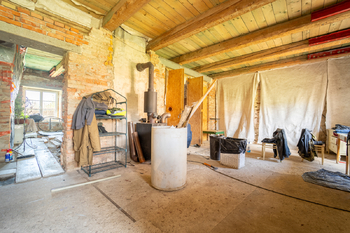 Vnitřní část domu (přízemí) - Prodej zemědělského objektu 236 m², Vilémov