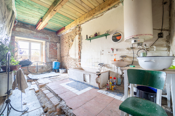 Vnitřní část domu (přízemí) - Prodej zemědělského objektu 236 m², Vilémov