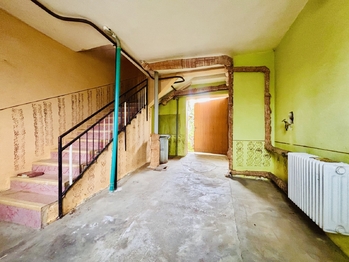 Průjezd se schodištěm - Prodej domu 150 m², Čelčice