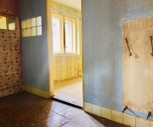 Průchozí šatna k ložnici - Prodej domu 150 m², Čelčice
