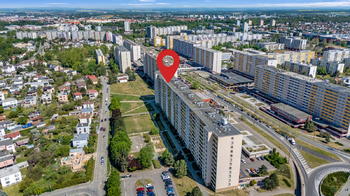 Pohled na dům - Prodej bytu 1+1 v osobním vlastnictví 41 m², Hradec Králové