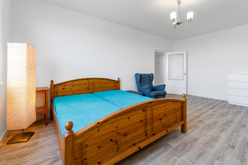 Obývací pokoj - Prodej bytu 1+1 v osobním vlastnictví 41 m², Hradec Králové