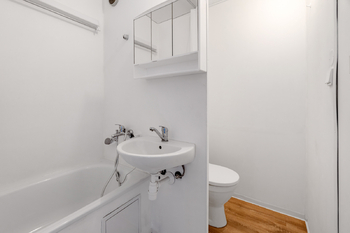 Koupelna - Prodej bytu 1+1 v osobním vlastnictví 41 m², Hradec Králové