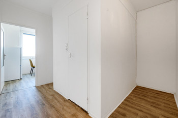 Chodba bytu - Prodej bytu 1+1 v osobním vlastnictví 41 m², Hradec Králové