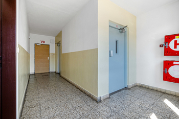 Chodba domu - Prodej bytu 1+1 v osobním vlastnictví 41 m², Hradec Králové