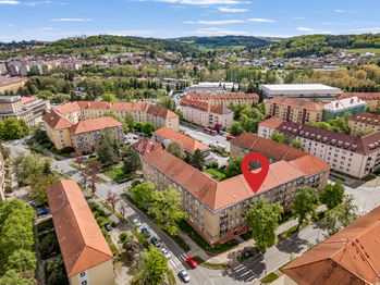Pohled na dům - Prodej bytu 2+1 v osobním vlastnictví 58 m², Příbram