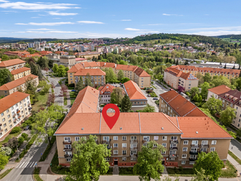 Pohled na dům - Prodej bytu 2+1 v osobním vlastnictví 58 m², Příbram