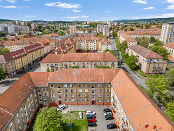 Pohled do vnitrobloku - Prodej bytu 2+1 v osobním vlastnictví 58 m², Příbram